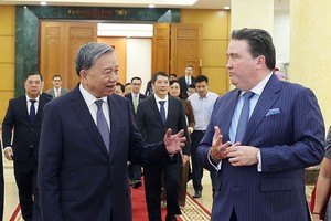 党中央总书记苏林会见美国驻越大使马克·纳珀。