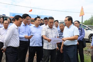 胡志明市人委会主席阮文得检查润德乡辖区交通基础设施项目的施工进度。