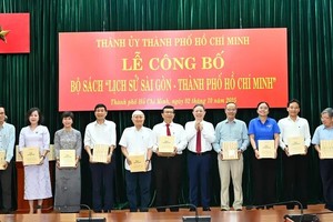 向出席仪式的代表们赠送丛书。