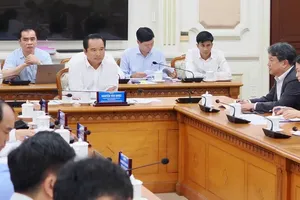 会议由胡志明市人委会主席主持，有胡志明市有关厅、部门代表参与。