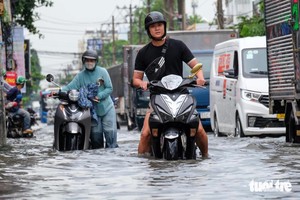 胡志明市大雨致多条街道严重水淹 许多辆车熄火