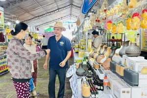 民众与游客参观并在 “海洋文化周”活动购物。 