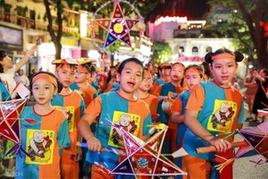 “圆月之夜”花灯游行活动吸引数万名儿童和市民参与。