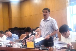 气象水文局副局长黄德强在会上发表讲话。 