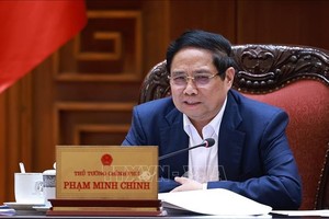政府总理范明政主持召开政府常委会与各部委和地方会议。