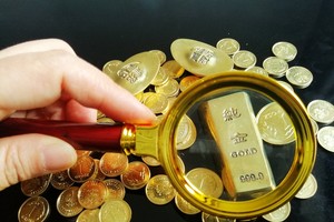 国际现货黄金首次突破4000美元。