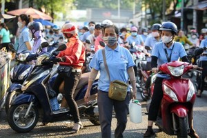 胡志明市原守德市三平坊铃中出口加工区工人下班。