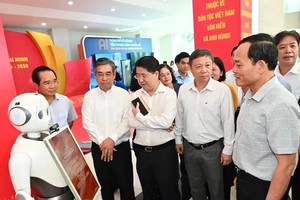  胡志明市市委常务处检查使用机器人点名报到区域。