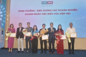 胡志明市中小企业协会奖励过去一年间对协会活动作出杰出贡献的企业。