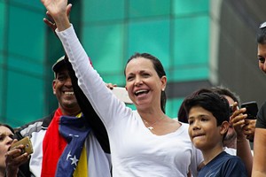 马查多（中）参加2019年在加拉加斯举行的示威活动。