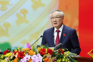 党中央政治局委员、政府党委常务副书记、政府常务副总理阮和平作了《政治报告》（草案）摘要。