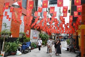 滨城坊第100号巷道22号街区国旗迎风飘扬。