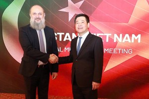 越南工商部部长阮鸿延与巴基斯坦贸易部长贾姆·卡马尔·汗合影。