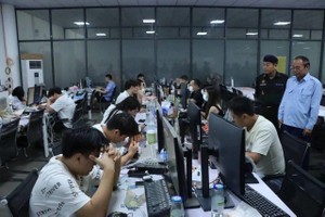 柬埔寨警方突查了位于桔井省的一个网络诈骗据点。