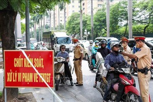  第6号交警队的工作组在河内市黎德寿街上对交通参与者进行酒精浓度检查。