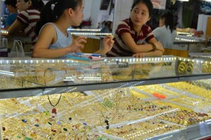 10月21日上午 SJC金片价格一开市即涨每两逾300万元