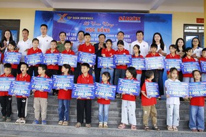 《西贡解放报》与GrowMax集团援助清化省灾区学生