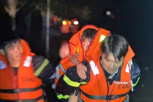 将被困于近2米深水淹的127人送至安全区域