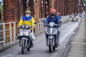 民众在寒风中走过河内龙编桥。