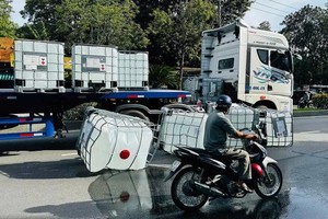 卡车于10月23日上午在黎利街掉落4桶化工原料液体。