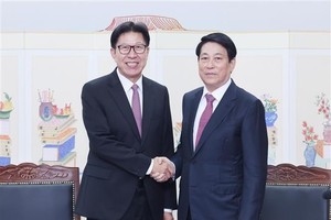 越南国家主席梁强会见韩国釜山市长朴亨埈。
