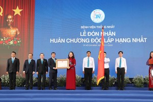 国家副主席武氏映春向统一医院颁授一等独立勋章。