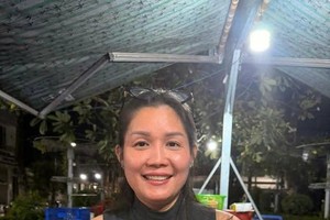 图 : “兰雄秀”彩票代理处主理人何苏芳兰分享了为一位幸运顾客兑换14张平福省头奖彩票的喜悦。