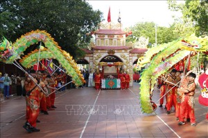  迎神仪仗队步入"师婶亭"。