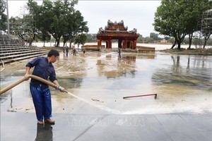 2025年11月2日上午，工人在顺化市香江北岸迎凉亭遗迹区清洗泥土。