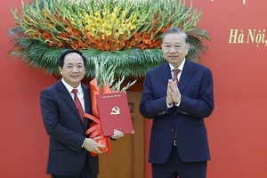 党中央总书记苏林向郑文决同志颁授《决定》并赠送鲜花祝贺。