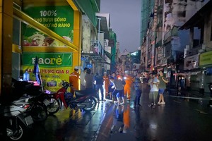 一名男青年在涉水路段疑似被触电而倒地身亡。