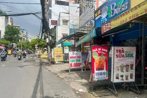  一杯奶茶的普遍售价在2.5万至4万元之间，因此当众多店铺纷纷挂出红茶、绿茶每杯仅售6000元的招牌时，引起了不少消费者的关注。