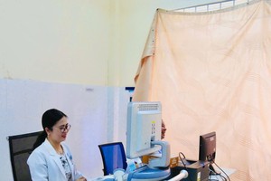  医生正在慈裕医院第二分院工作。