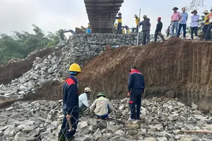 工人正在建设临时桥梁。