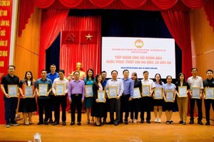 胡志明市越南祖国阵线委员会领导向各捐助企业、单位颁发感谢书。