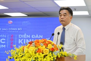 图 : 胡志明市人委会副主任阮禄河在新闻发布会上发言。