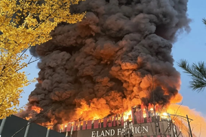 韩国忠清南道天安市衣恋集团物流中心发生大火。（图撷自「kangwhi」Threads）