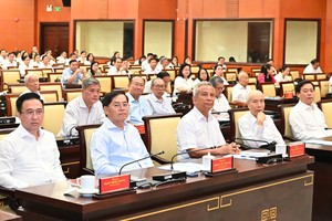 胡志明市学习、贯彻胡志明市党部第一次代表大会《决议》