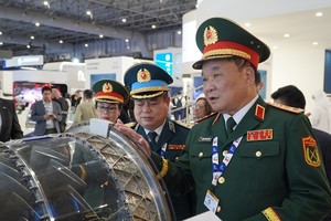 越南国防部代表团参加2025年迪拜航空展