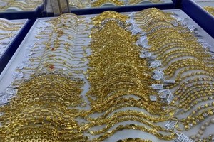 图 : 胡志明市市场管理分局继续检查黄金经营点。