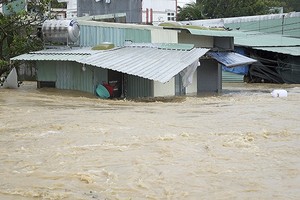 嘉莱省归仁北坊和绥福乡，许多民房受淹，水深达1.5米至3米。