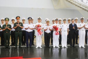 中国海军舰艇编队访问庆和省