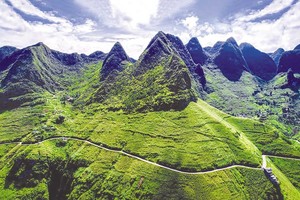 马鼻樑岭（Mã Pí Lèng）属于同文岩石高原地质公园（宣光省）。