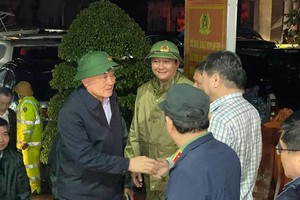  图 : 政府常务副总理阮和平探望正在东和坊参与救援工作的职能力量。