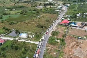 各车辆在林同省藩切交通枢纽排队驶离高速，转入1A国道。