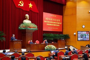 苏林总书记在会上发言。