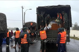 公安力量向庆和省博爱西乡的洪水灾区居民运送救援物资。