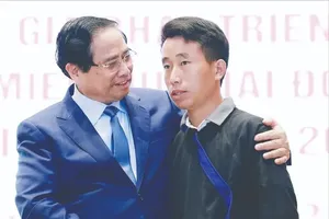  图: 范明政总理在8月13日的民族少数与山区社经发展国家目标计划总结全国会议上，表彰鼓励梅阿施村村长，因他在8月1日凌晨的洪水、山体滑坡灾难中成历营救奠边省沙容乡杭普西村的90名村民。