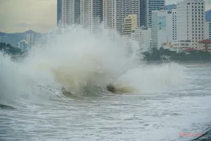 15号台风尚未登陆，但芽庄海浪有时超过5米。