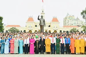 图: 出席胡志明市越南祖国阵线代表大会的代表团在胡志明主席雕像前合影留念。